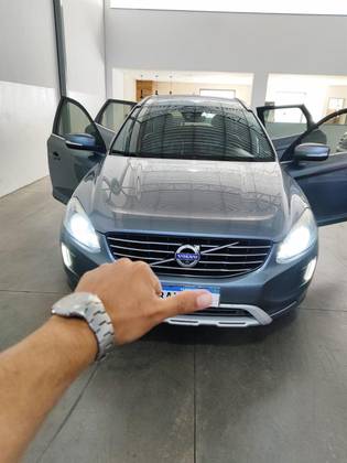 VOLVO XC60 2.4 D5 MOMENTUM DIESEL AWD 4P AUTOMÁTICO